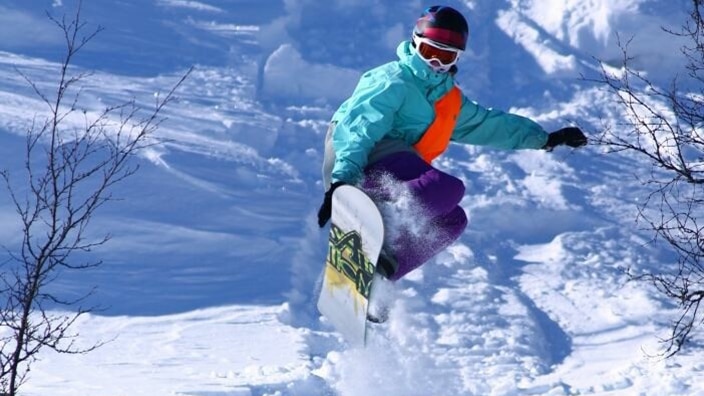 Benjamin på snowboard