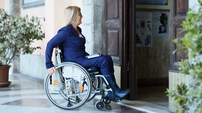 Kvinne i rullestol
