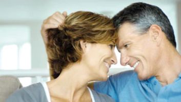 Kvinne og mann ser på hverandre med kjærlig blikk