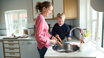 kvinne som lager mat med sønnen sin