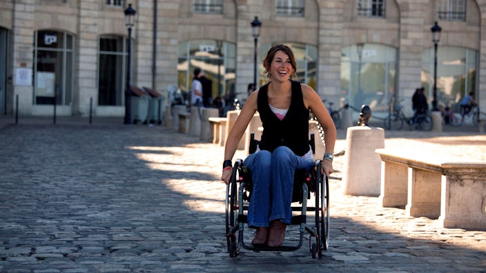 Ryggmargsskadet kvinne i rullestol