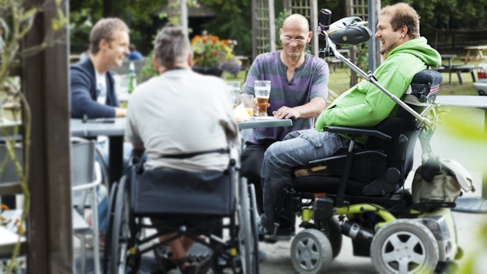 Ryggmargsskadde brukere som er samlet i parken