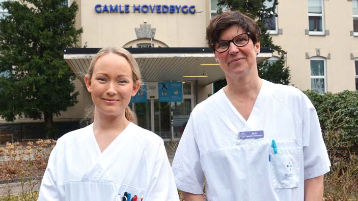 Uroterapeut Kirsti og sykepleier Linn foran sykehuset