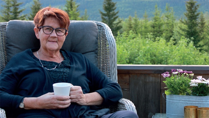 Ragnhild på terrassen med en kaffekopp