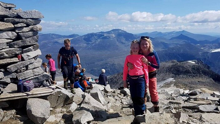 June Elisabeth og datteren på fjelltur