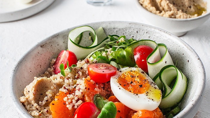 quinoabowl med egg og hummus