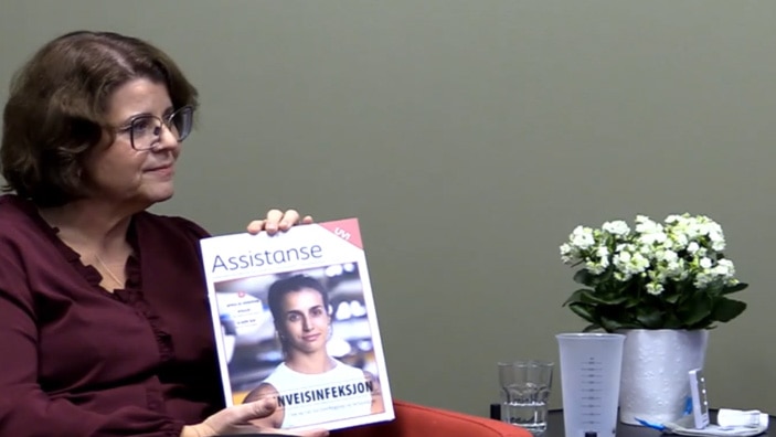 Kristin holder opp gratismagasinet Assistanse urinveisinfeksjon