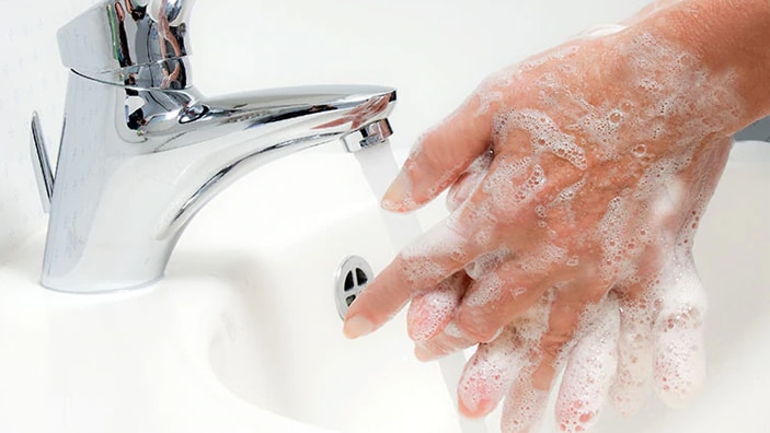 hender som vaskes med såpe