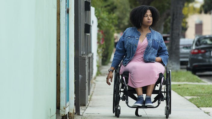 kvinne i rullstol på gaten