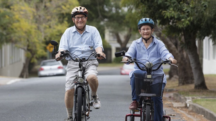 Et eldre par på sykkeltur