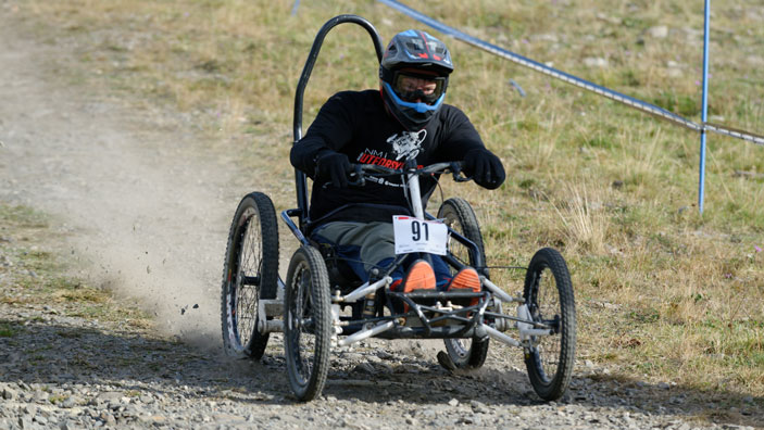 Jonny på downhillsykkel