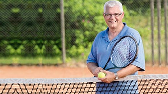 Bilde av Henry som spiller tennis