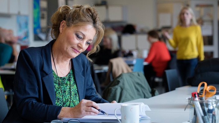 Mennesker på jobb i en fabrikk