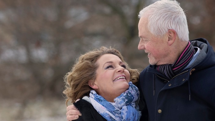 Et par spiser frokost på sengen