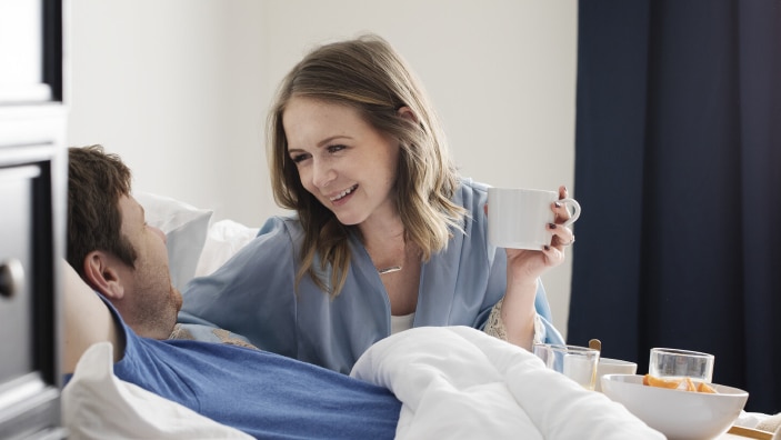 Et par spiser frokost på sengen