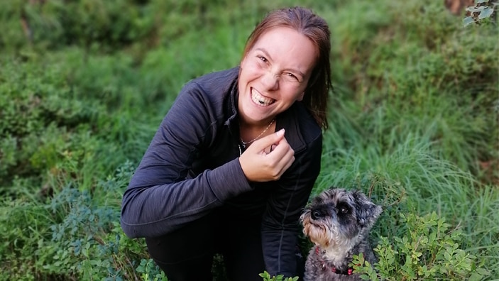 Kristine og hunden på tur i skogen