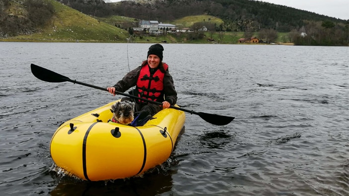 Kristine på tur med packraft