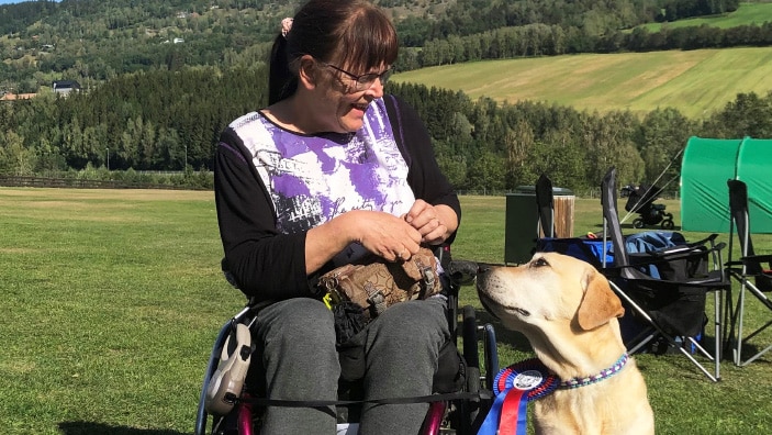 Anne-Margrethe sammen med hunden Gipsy