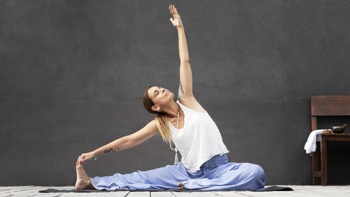 Kvinne med stomi utfører yogaøvelser